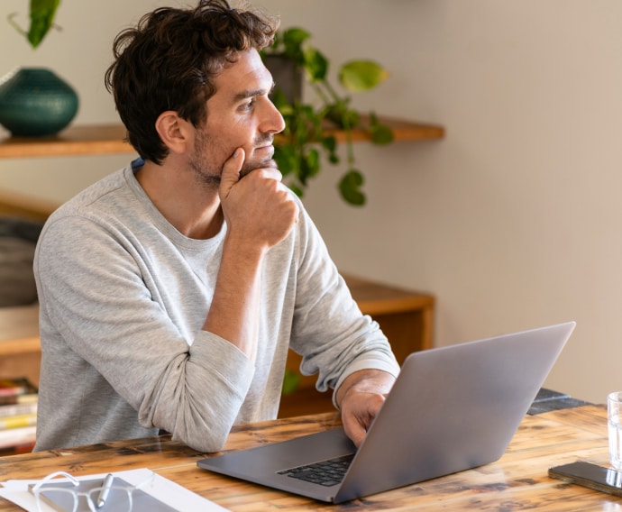 Nachdenklicher Arbeiter schaut vor sich hin