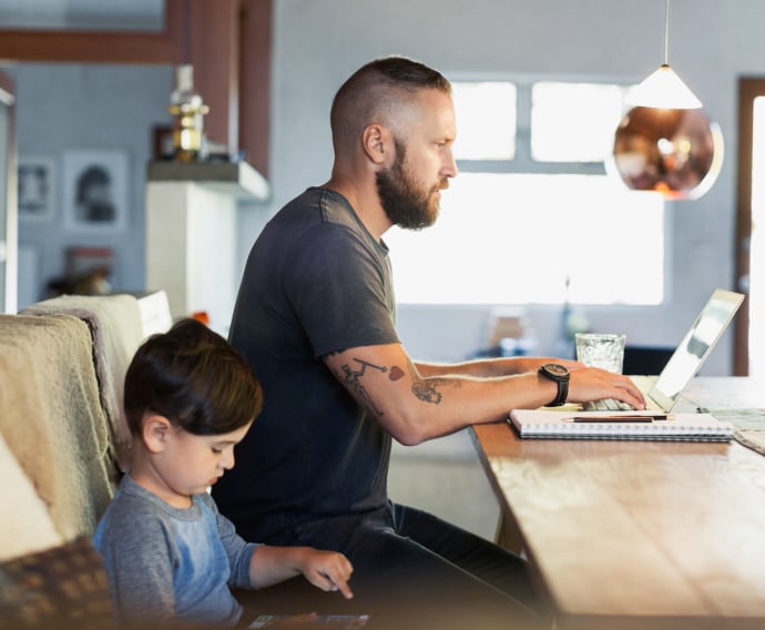 Vater und Sohn setzen Technologien ein.