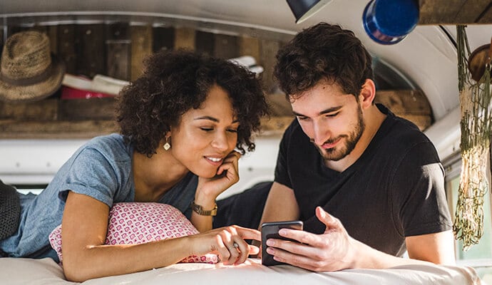 Mann und Frau mit Mobiltelefon