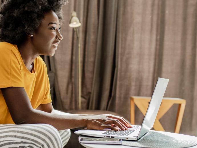 Junge Frau mit Computer