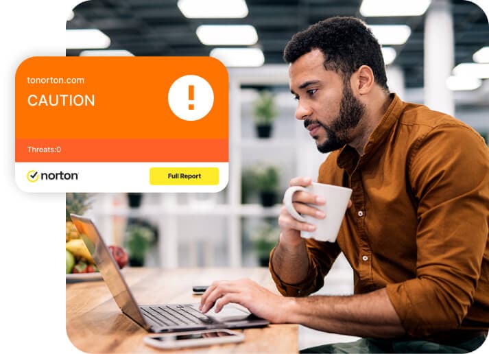 Mann beim Kaffeetrinken mit Laptop, auf dem Norton Safe Search gestartet wird